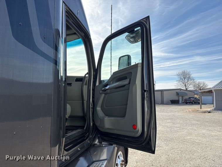 image for item FG2774 2019 Kenworth T680 semi truck