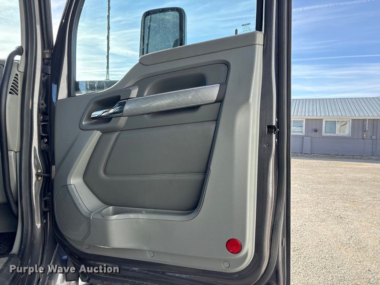 image for item FG2774 2019 Kenworth T680 semi truck