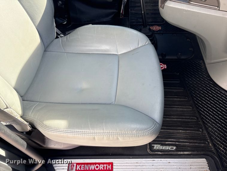 image for item FG2774 2019 Kenworth T680 semi truck