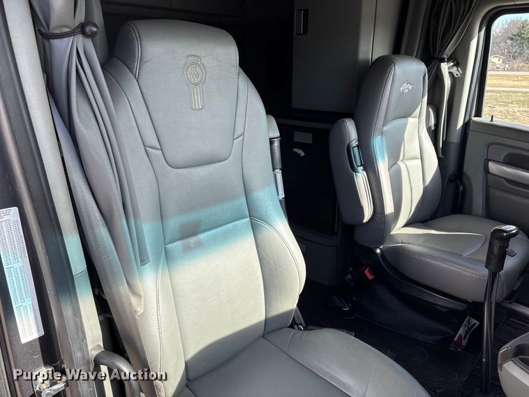 image for item FG2774 2019 Kenworth T680 semi truck