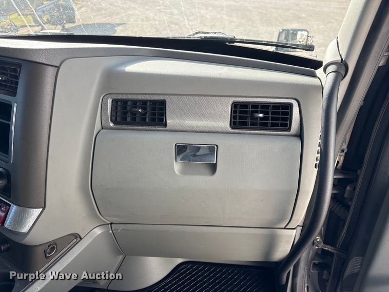 image for item FG2774 2019 Kenworth T680 semi truck