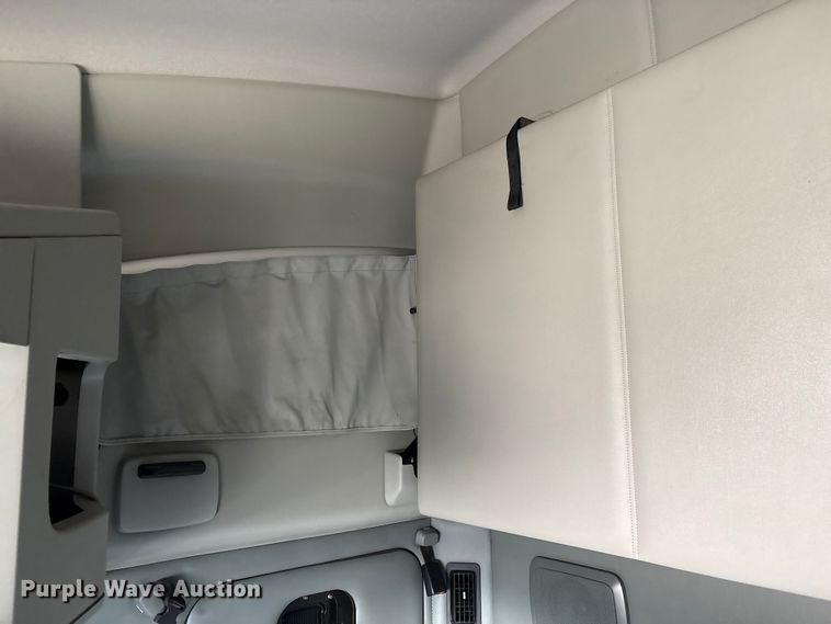 image for item FG2774 2019 Kenworth T680 semi truck