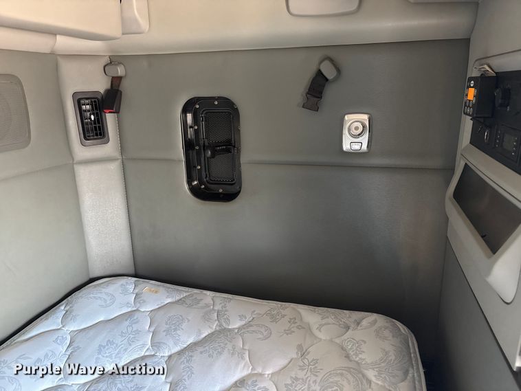 image for item FG2774 2019 Kenworth T680 semi truck