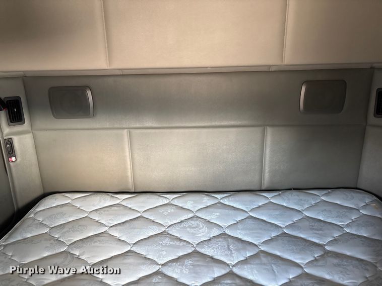 image for item FG2774 2019 Kenworth T680 semi truck