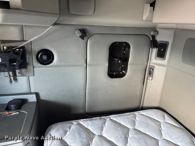 image for item FG2774 2019 Kenworth T680 semi truck