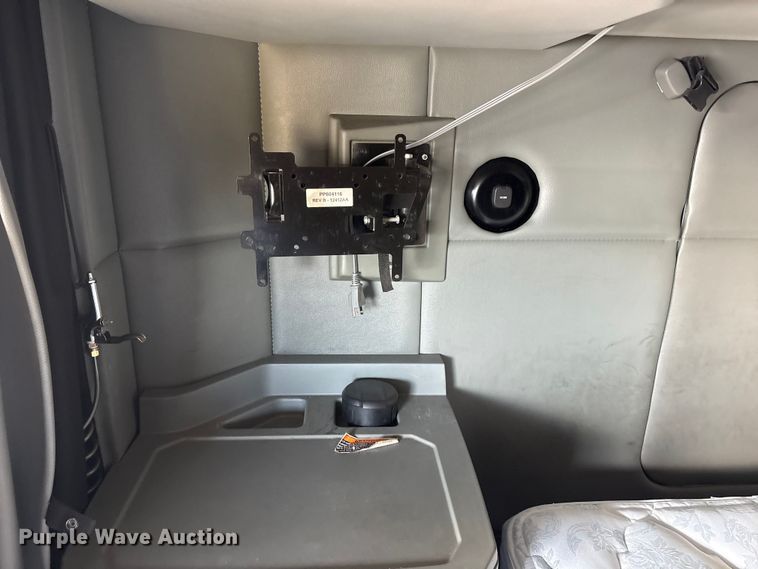 image for item FG2774 2019 Kenworth T680 semi truck