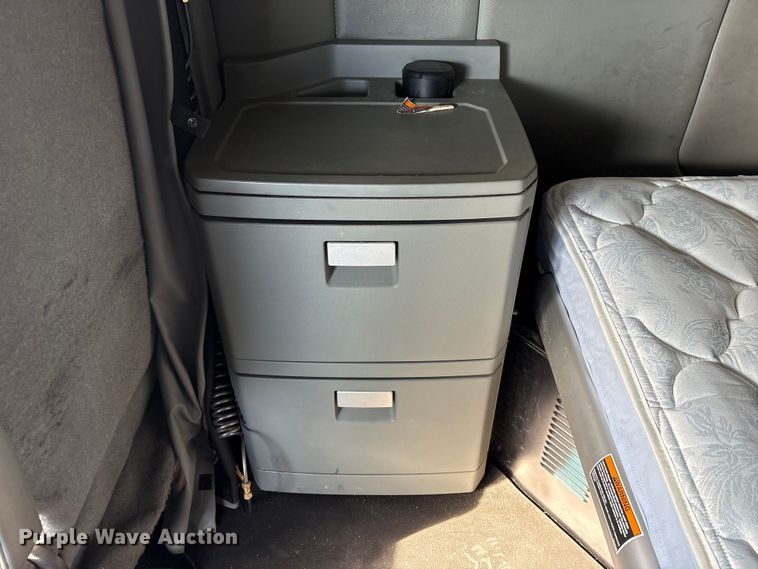 image for item FG2774 2019 Kenworth T680 semi truck