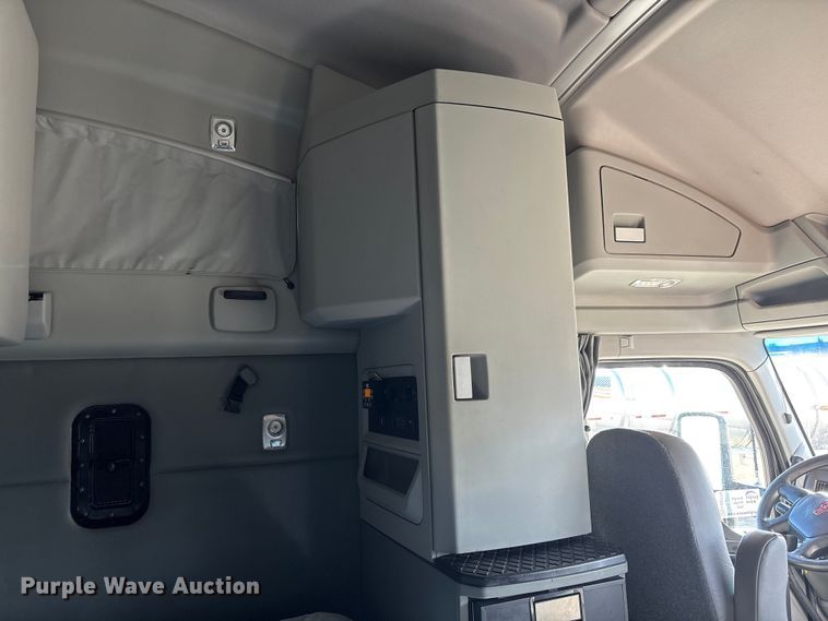 image for item FG2774 2019 Kenworth T680 semi truck