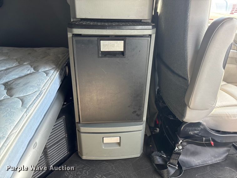 image for item FG2774 2019 Kenworth T680 semi truck