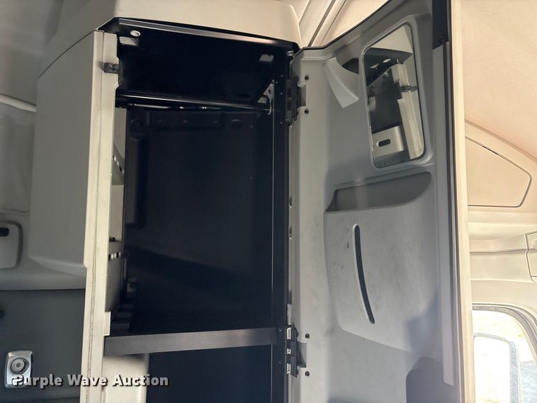 image for item FG2774 2019 Kenworth T680 semi truck