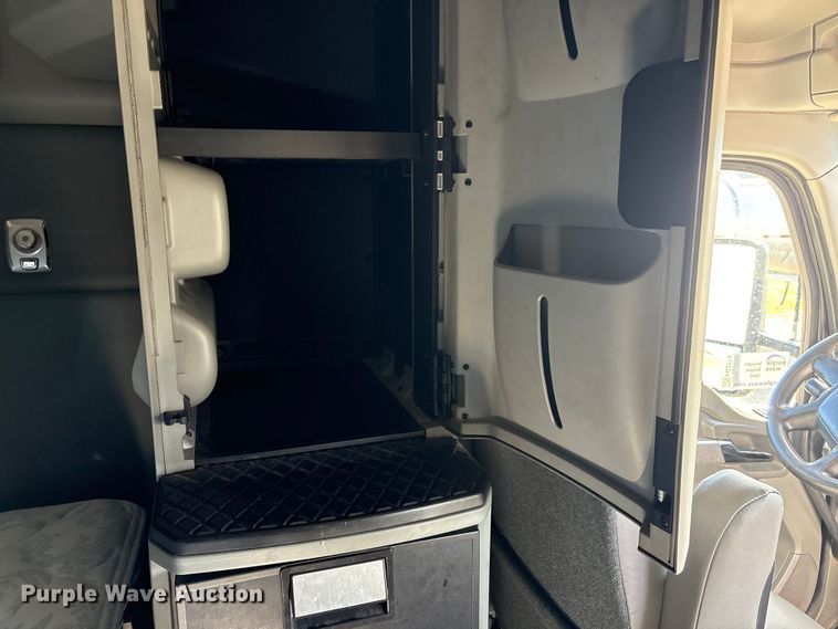 image for item FG2774 2019 Kenworth T680 semi truck