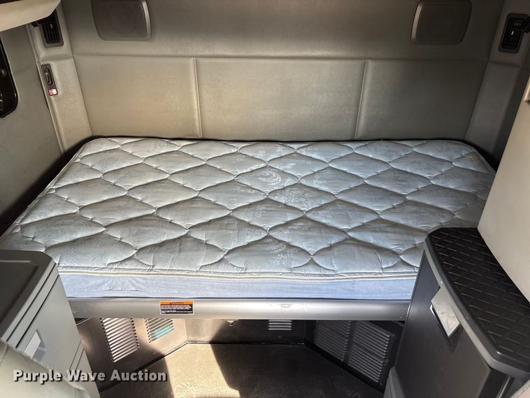 image for item FG2774 2019 Kenworth T680 semi truck