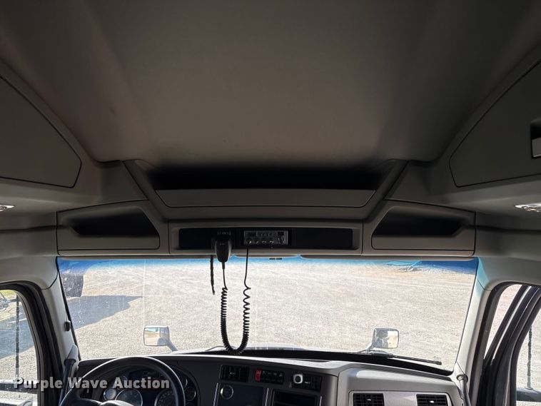 image for item FG2774 2019 Kenworth T680 semi truck