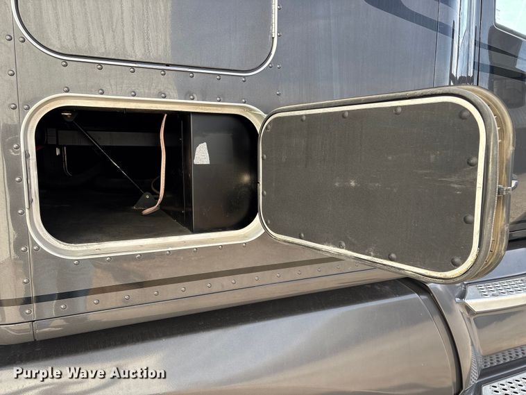 image for item FG2774 2019 Kenworth T680 semi truck