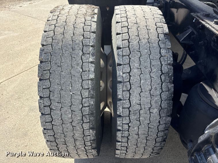 image for item FG2774 2019 Kenworth T680 semi truck