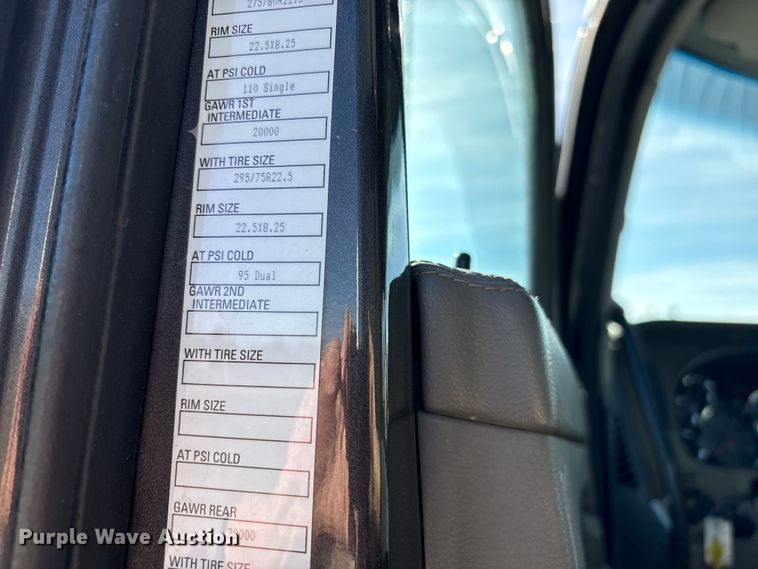 image for item FG2774 2019 Kenworth T680 semi truck