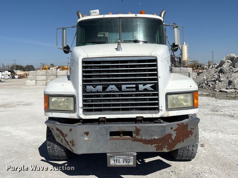 image for item FG2811 2001 Mack CL700 semi truck