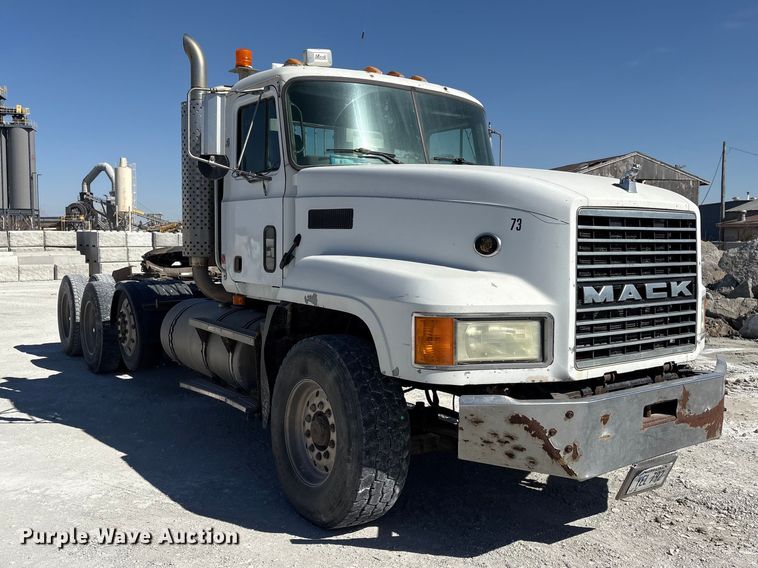 image for item FG2811 2001 Mack CL700 semi truck