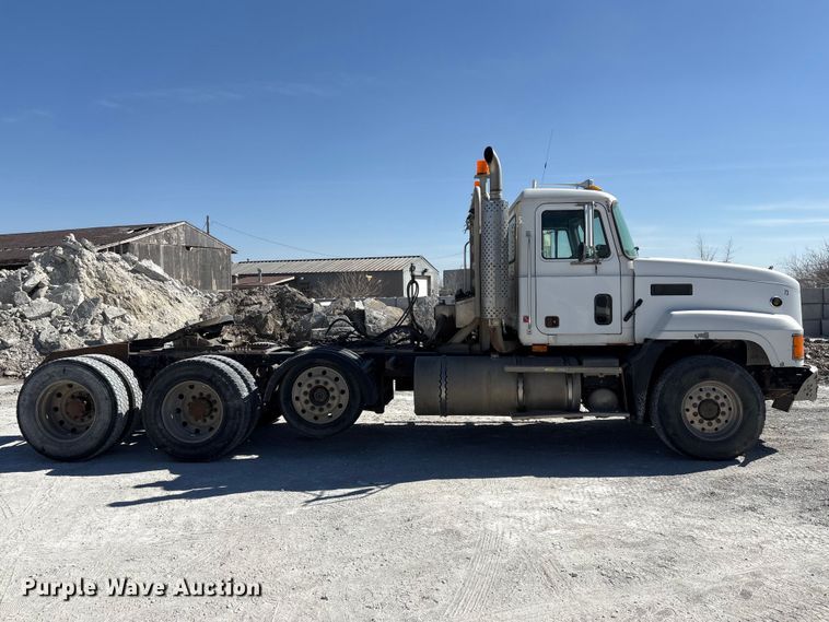 image for item FG2811 2001 Mack CL700 semi truck