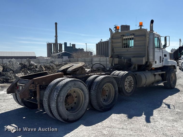 image for item FG2811 2001 Mack CL700 semi truck