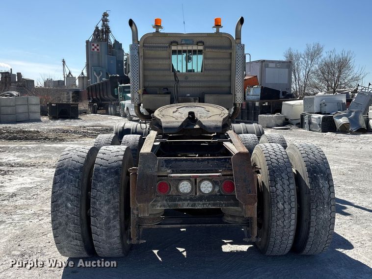 image for item FG2811 2001 Mack CL700 semi truck