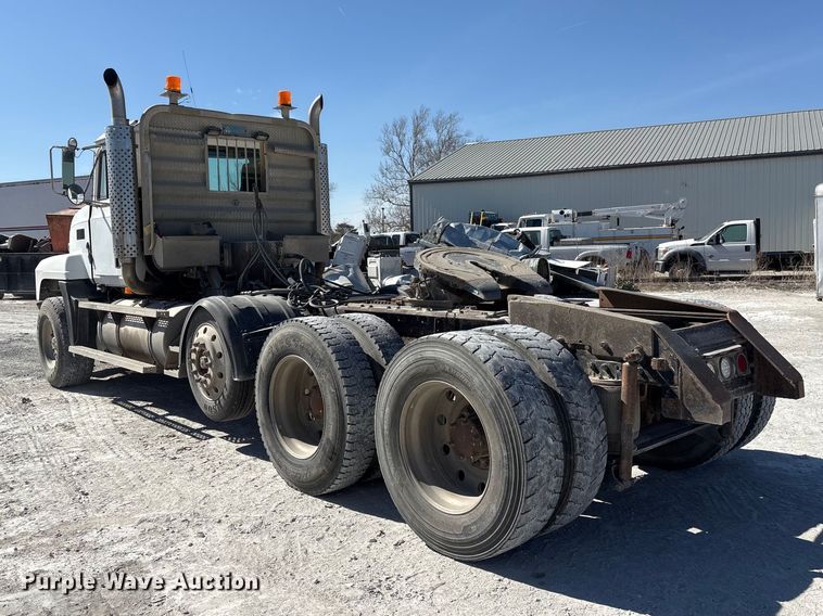 image for item FG2811 2001 Mack CL700 semi truck