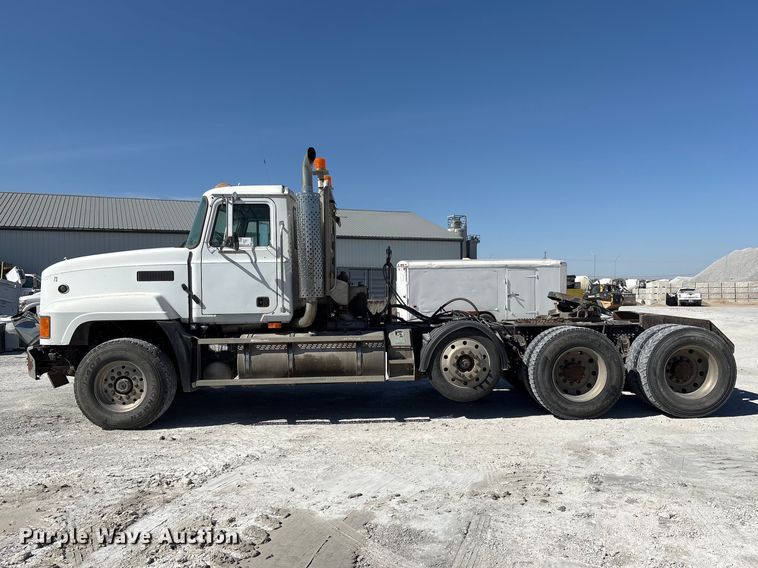 image for item FG2811 2001 Mack CL700 semi truck