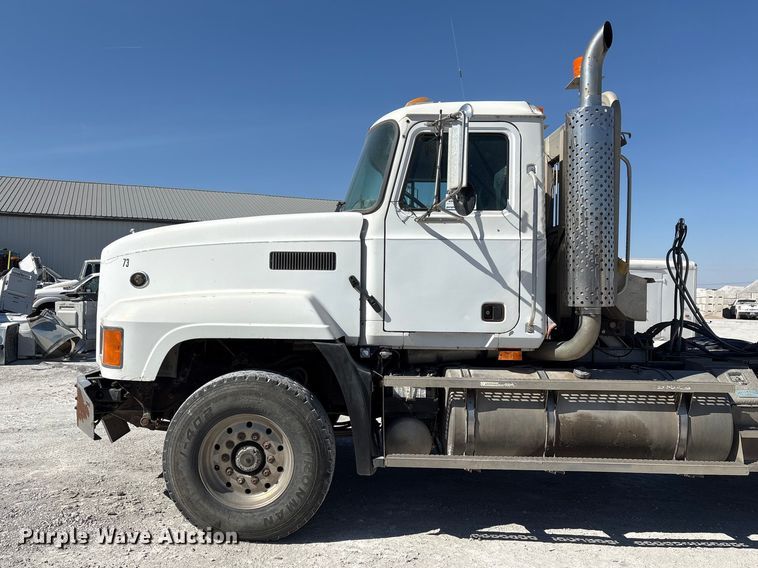 image for item FG2811 2001 Mack CL700 semi truck
