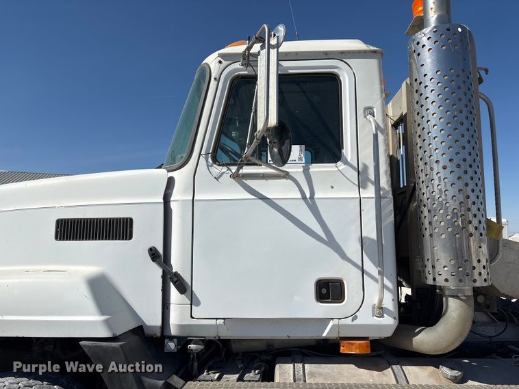 image for item FG2811 2001 Mack CL700 semi truck