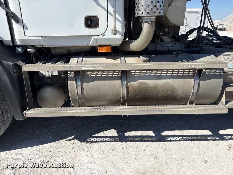 image for item FG2811 2001 Mack CL700 semi truck