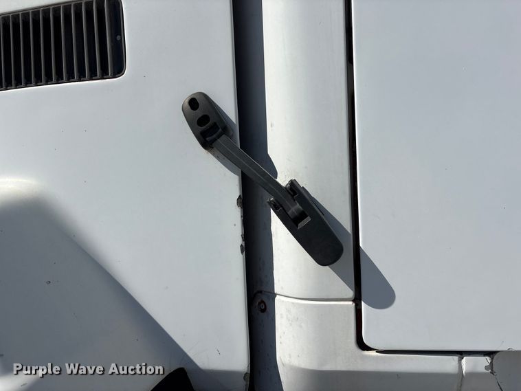 image for item FG2811 2001 Mack CL700 semi truck