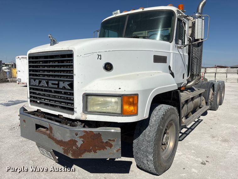image for item FG2811 2001 Mack CL700 semi truck