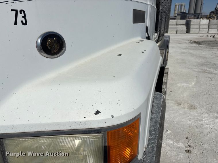 image for item FG2811 2001 Mack CL700 semi truck