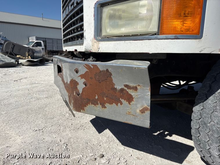 image for item FG2811 2001 Mack CL700 semi truck