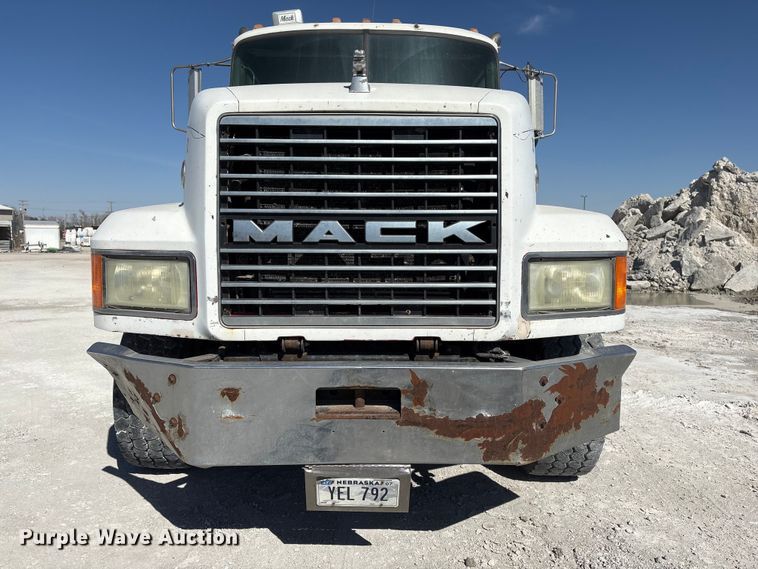image for item FG2811 2001 Mack CL700 semi truck