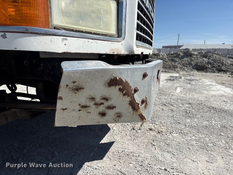 image for item FG2811 2001 Mack CL700 semi truck