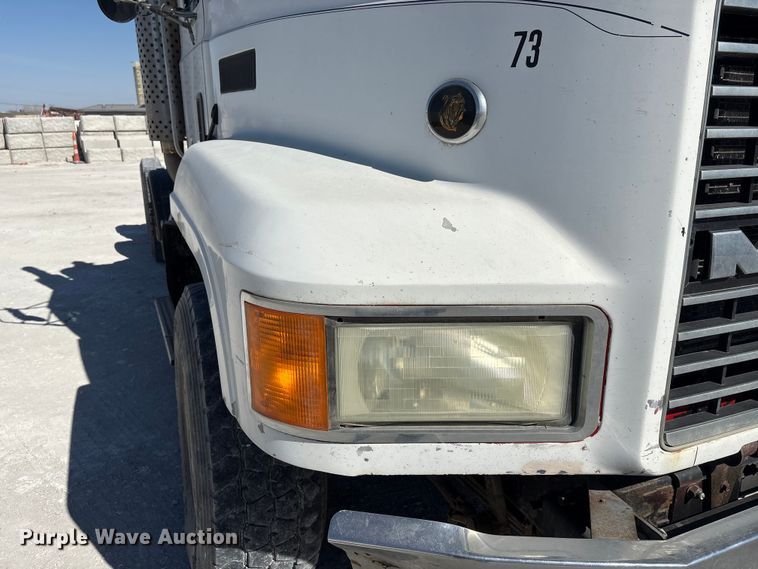 image for item FG2811 2001 Mack CL700 semi truck