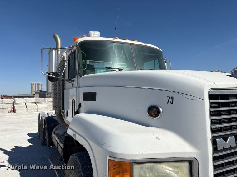 image for item FG2811 2001 Mack CL700 semi truck