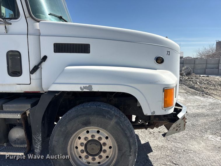 image for item FG2811 2001 Mack CL700 semi truck