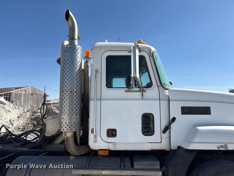 image for item FG2811 2001 Mack CL700 semi truck