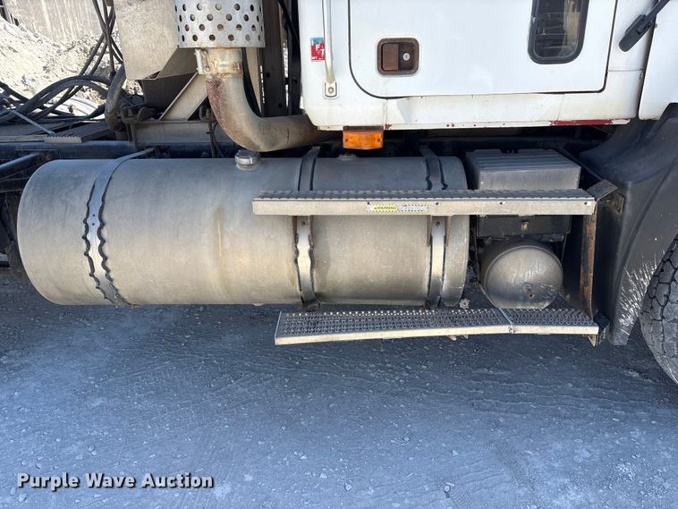 image for item FG2811 2001 Mack CL700 semi truck