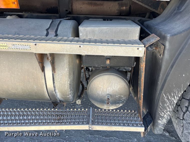 image for item FG2811 2001 Mack CL700 semi truck