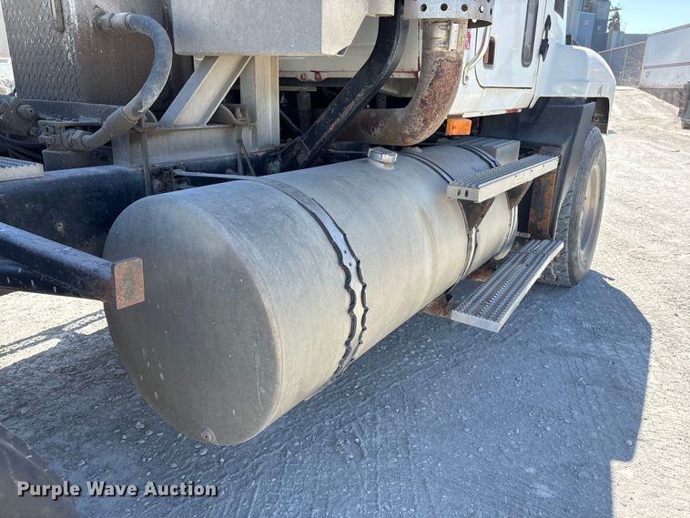 image for item FG2811 2001 Mack CL700 semi truck