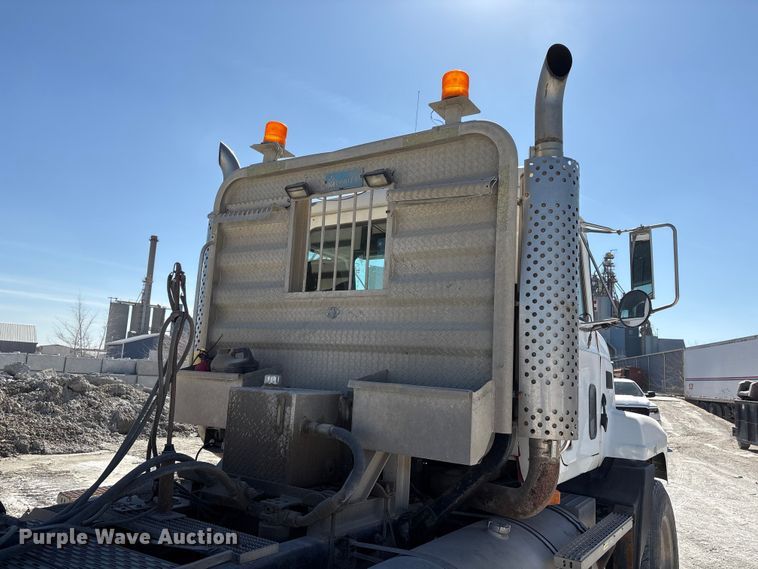 image for item FG2811 2001 Mack CL700 semi truck