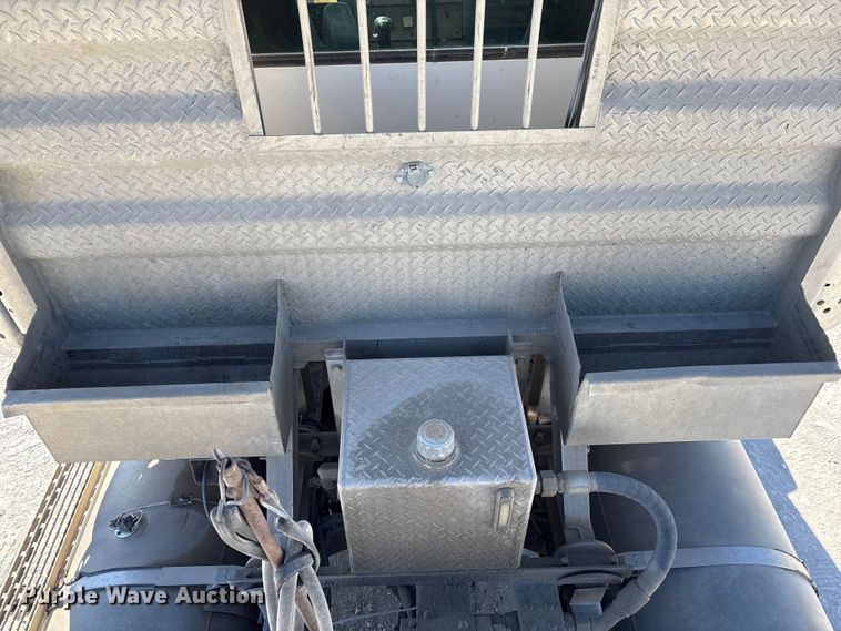 image for item FG2811 2001 Mack CL700 semi truck