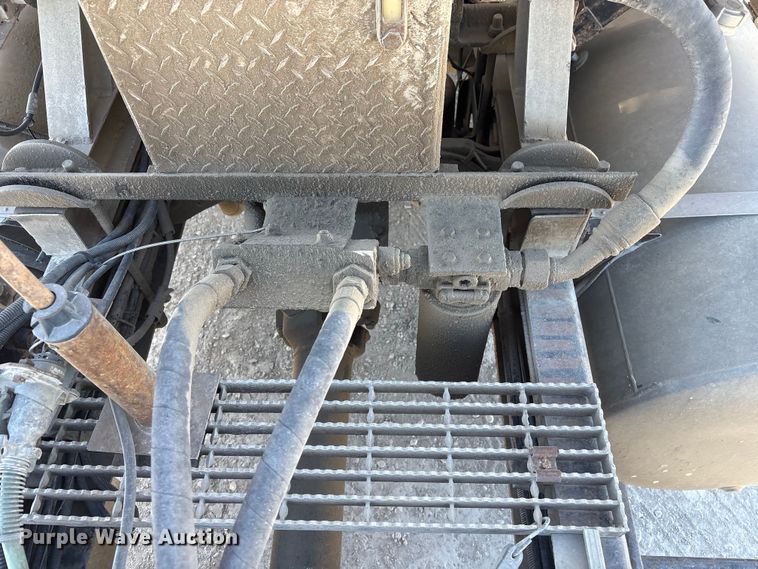 image for item FG2811 2001 Mack CL700 semi truck