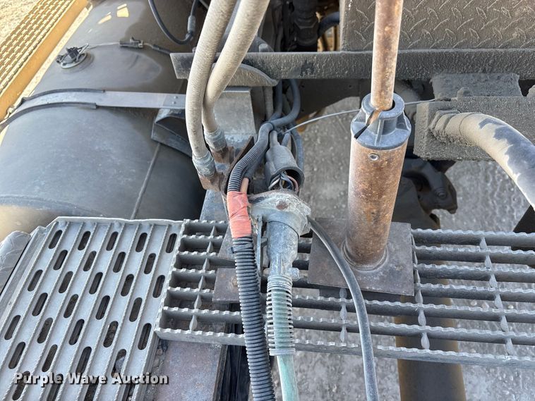 image for item FG2811 2001 Mack CL700 semi truck