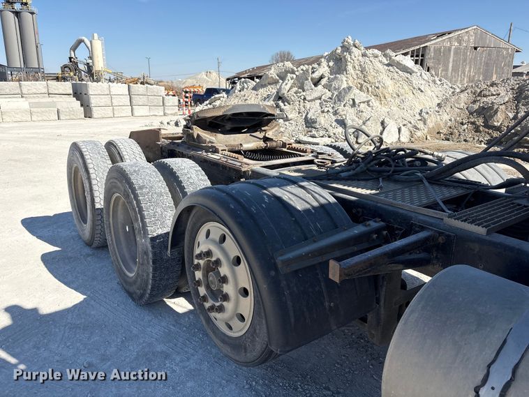 image for item FG2811 2001 Mack CL700 semi truck