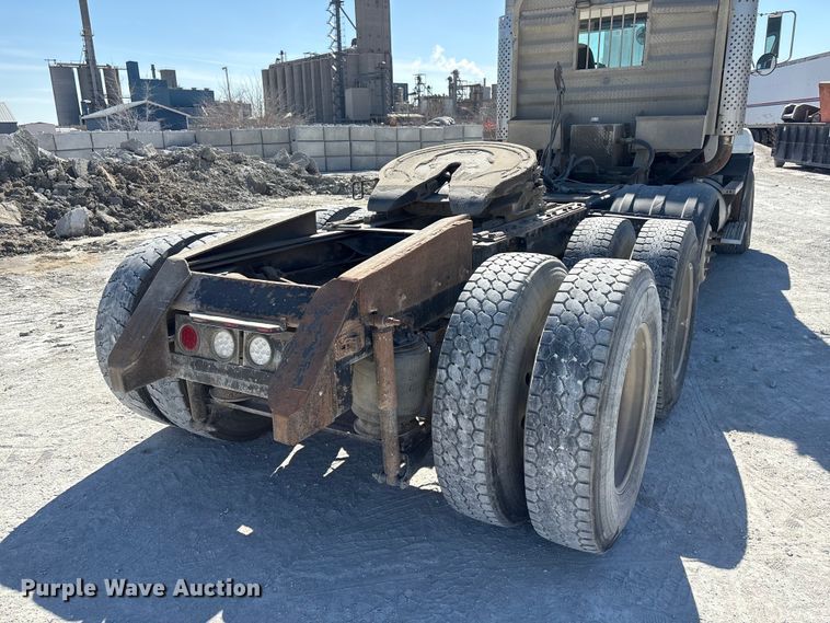 image for item FG2811 2001 Mack CL700 semi truck