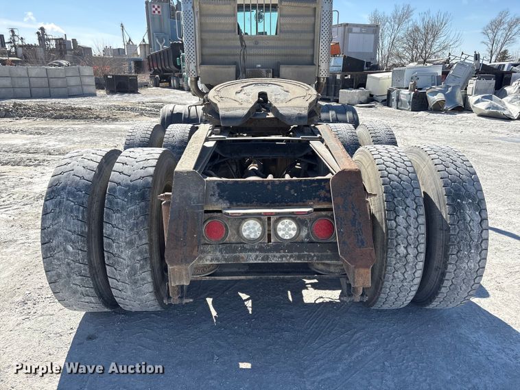 image for item FG2811 2001 Mack CL700 semi truck